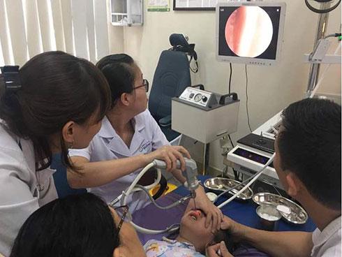 Bé 3 tuổi chảy máu mũi do nghịch dại với cục pin