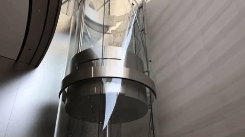 Thang máy xoay tròn bên trong trụ sở Apple