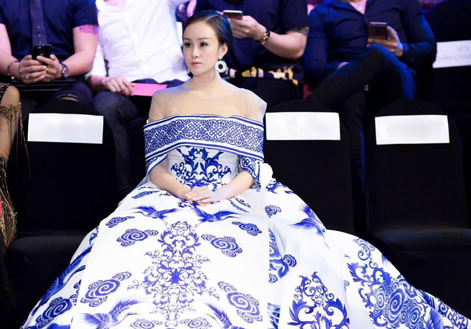 Sau chiếc cằm người ngoài hành tinh, Bà Tưng Huyền Anh gây sốc với sống mũi bóng nhẫy cứng đơ-8