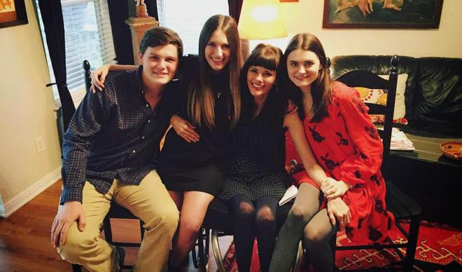 Người mẹ lấy thân mình ngáng chiếc xe hơi đang lao xuống bờ vực, bất chấp tất cả để cứu 3 đứa con nhỏ-5