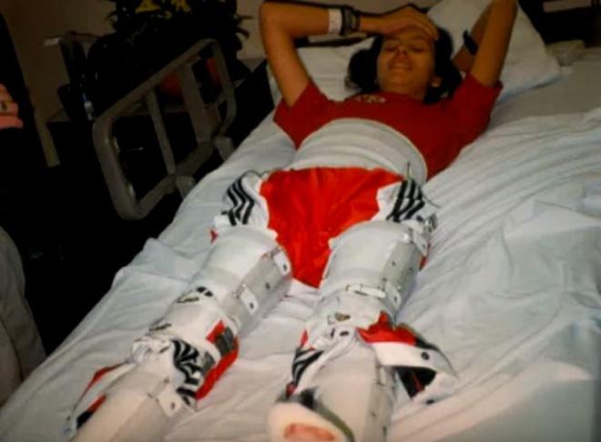 Người mẹ lấy thân mình ngáng chiếc xe hơi đang lao xuống bờ vực, bất chấp tất cả để cứu 3 đứa con nhỏ-3