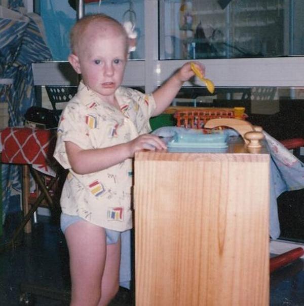 Gặp lại cậu bé duy nhất còn sống trong cuộc thử nghiệm thuốc ung thư 33 năm trước-1