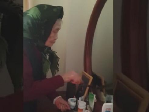 Bà cụ tự mắng hình mình trong gương khiến người xem ngậm ngùi