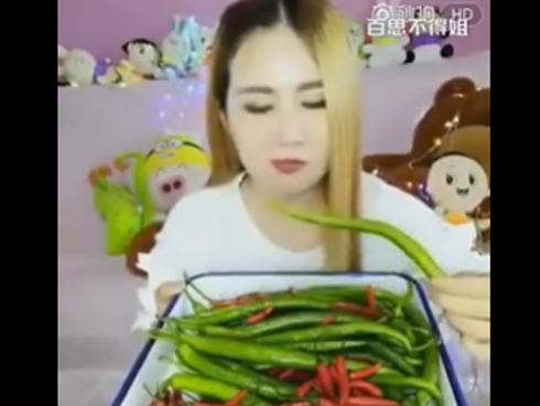 Gái xinh cuồng ăn cay khiến người xem kinh hãi