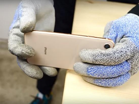 Thử bẻ cong: iPhone 8 'nồi đồng cối đá' hơn iPhone 7