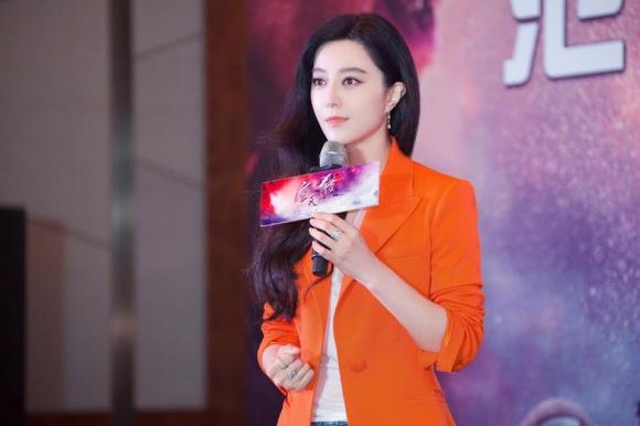 Phạm Băng Băng gây chú ý với dáng ngồi như đàn ông-2