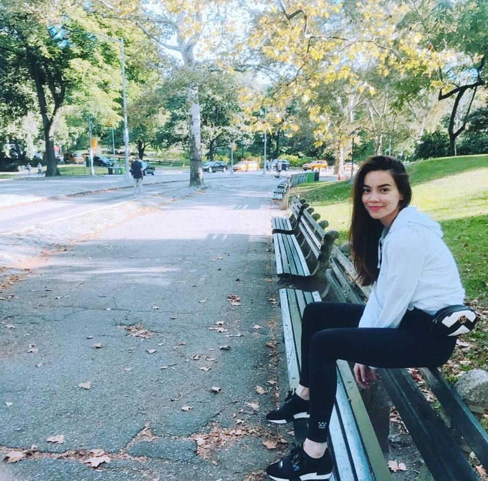 Ngọc Trinh hồi teen với màu hường - Hạ Vi sexy nhất tuần khi diện street style xuyên thấu-1