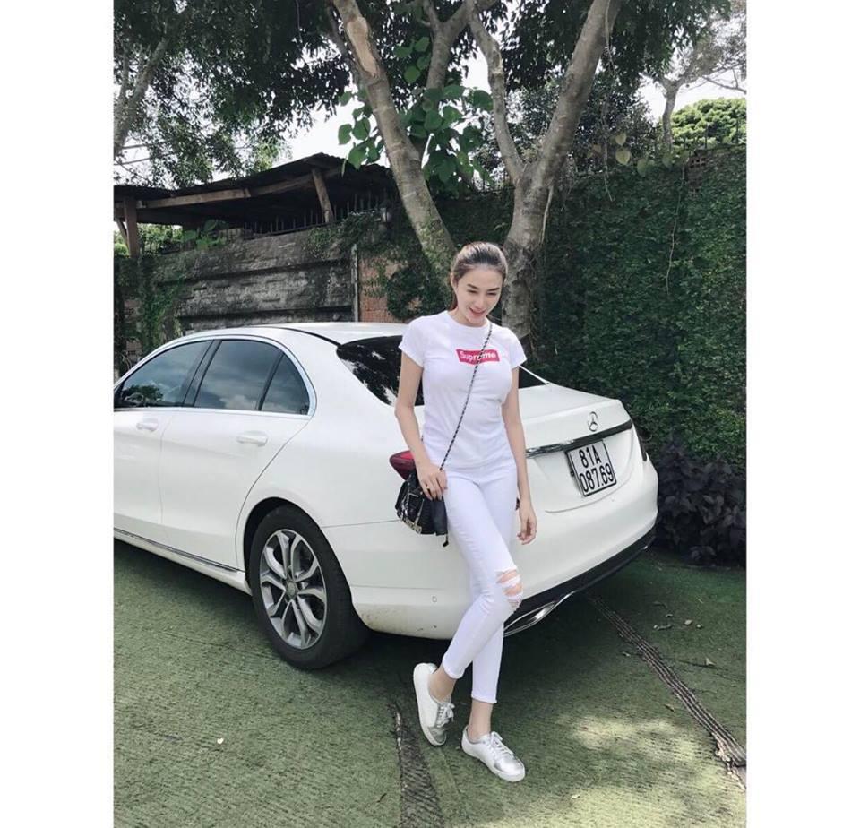 Ngọc Trinh hồi teen với màu hường - Hạ Vi sexy nhất tuần khi diện street style xuyên thấu-7