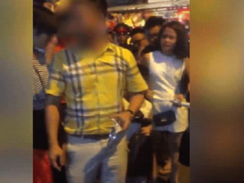 Thả rông chó trên phố, bị nhắc nhở, người đàn ông đáp trả: 'Có thích ăn đòn không?'