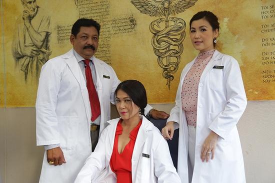 Mai Thu Huyền và Đinh Y Nhung lấy hết can đảm theo dõi ca phẫu thuật đầy máu me-1