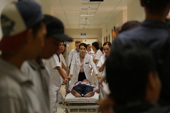 Mai Thu Huyền và Đinh Y Nhung lấy hết can đảm theo dõi ca phẫu thuật đầy máu me-3