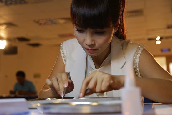 Mai Thu Huyền và Đinh Y Nhung lấy hết can đảm theo dõi ca phẫu thuật đầy máu me-5