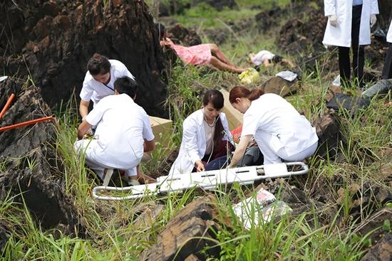 Mai Thu Huyền và Đinh Y Nhung lấy hết can đảm theo dõi ca phẫu thuật đầy máu me-8