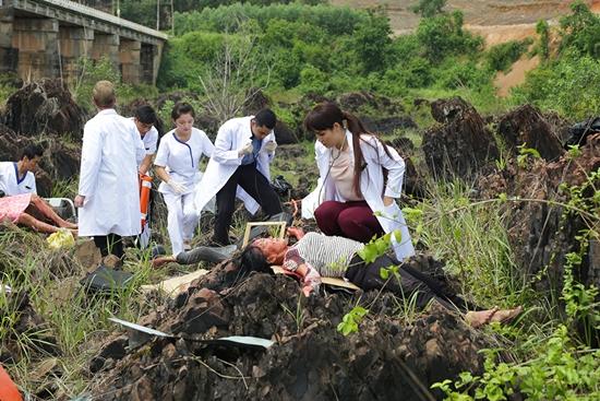 Mai Thu Huyền và Đinh Y Nhung lấy hết can đảm theo dõi ca phẫu thuật đầy máu me-7