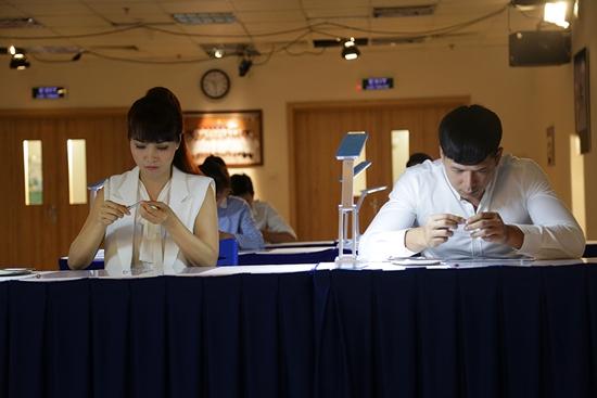 Mai Thu Huyền và Đinh Y Nhung lấy hết can đảm theo dõi ca phẫu thuật đầy máu me-6