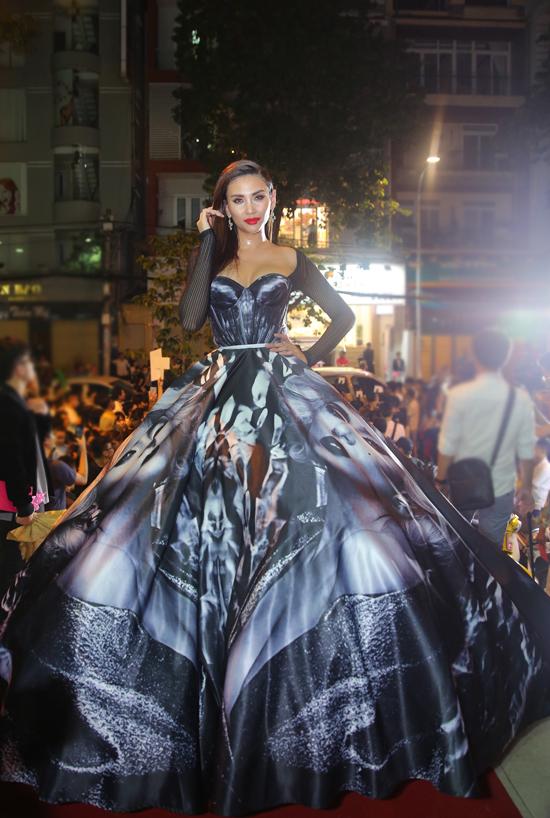 Những chiếc váy dị biệt làm nên tên tuổi mỹ nhân Việt-5