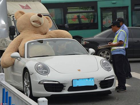 Mang xe 8 tỷ và gấu khổng lồ tỏ tình, chàng trai vẫn bị từ chối phũ