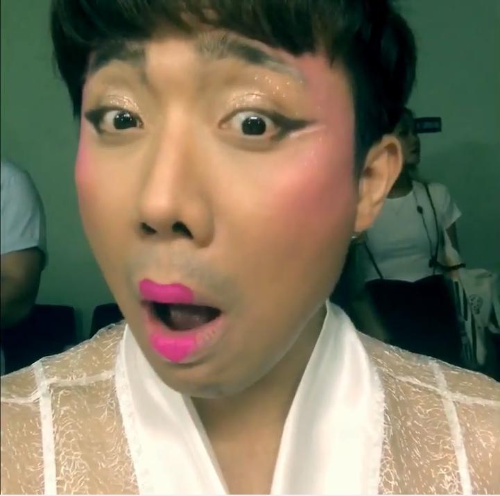 Trấn Thành mặc áo hai dây, vẽ môi trái tim trút tâm tư Lênh đênh phận buồn-1