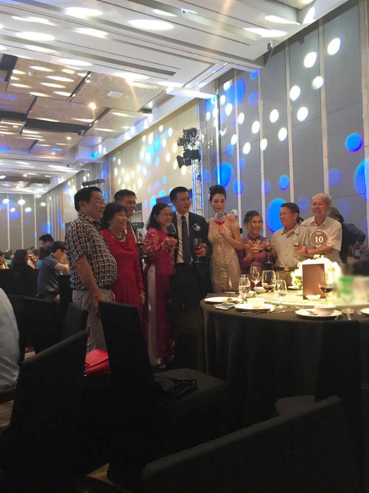 Những hình ảnh hiếm hoi về đám cưới ấm cúng của BTV Quang Minh và vợ trẻ-11