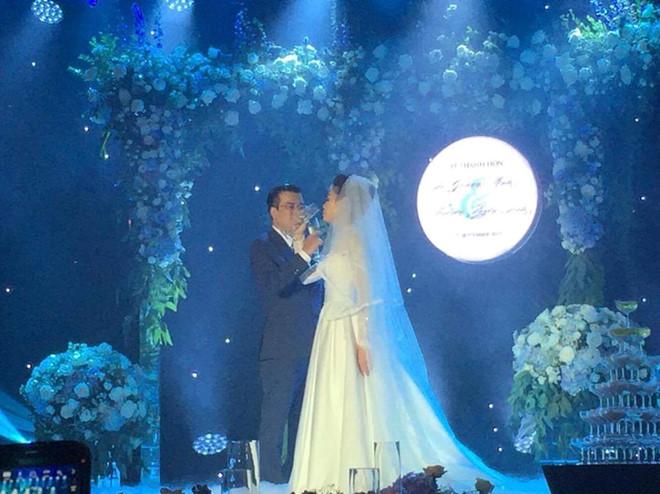 Những hình ảnh hiếm hoi về đám cưới ấm cúng của BTV Quang Minh và vợ trẻ-9