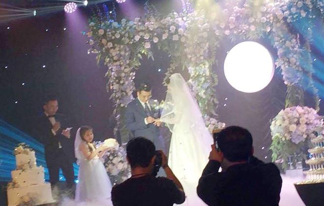 Những hình ảnh hiếm hoi về đám cưới ấm cúng của BTV Quang Minh và vợ trẻ-10