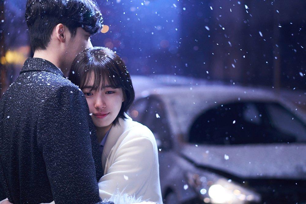 Khi nàng say giấc khởi đầu đầy kịch tính: Lee Jong Suk cứu Suzy thoát chết trong gang tấc-12