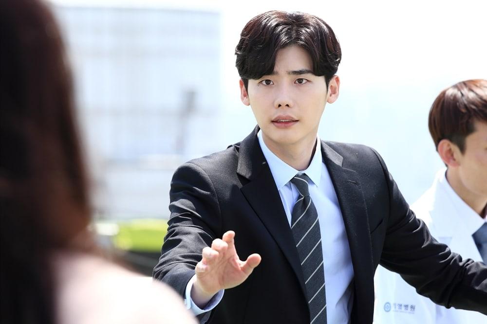 Khi nàng say giấc khởi đầu đầy kịch tính: Lee Jong Suk cứu Suzy thoát chết trong gang tấc-10