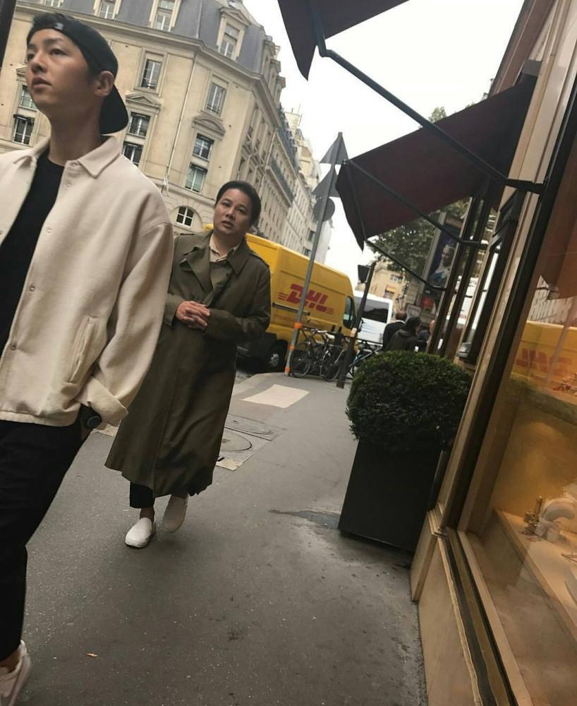 Liên tục mặc áo rộng che vòng hai, phải chăng Song Hye Kyo đã mang bầu?-3