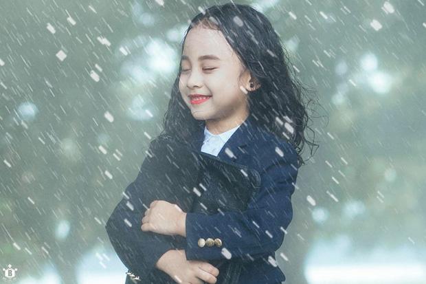 Em gái mưa phiên bản thiên thần nhí được chia sẻ nhiều nhất hôm nay!-3