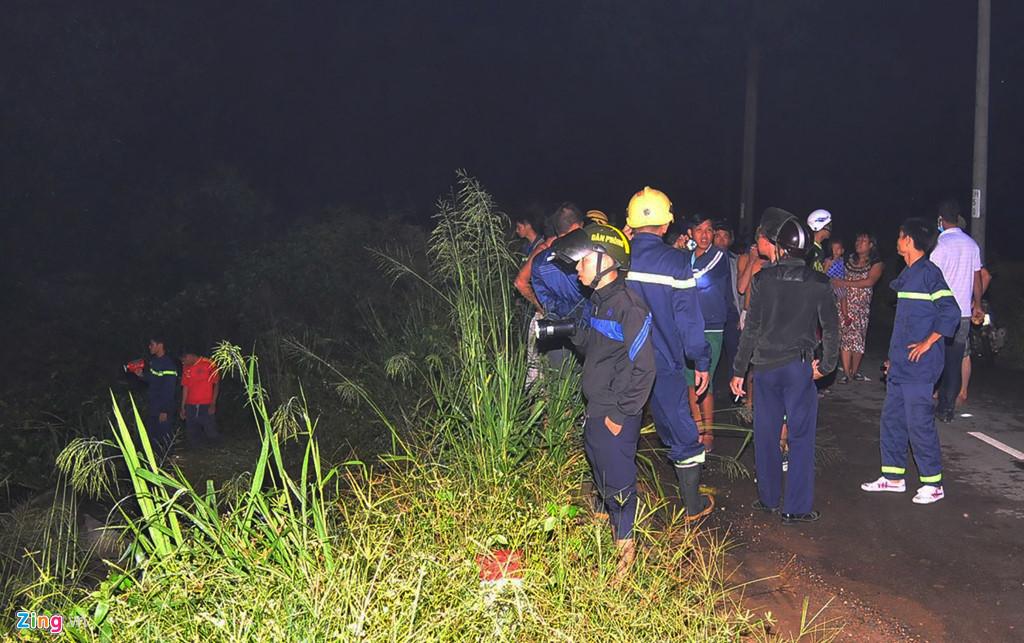 Người dân chui ống cống trong đêm tìm bé trai bị nước cuốn-2