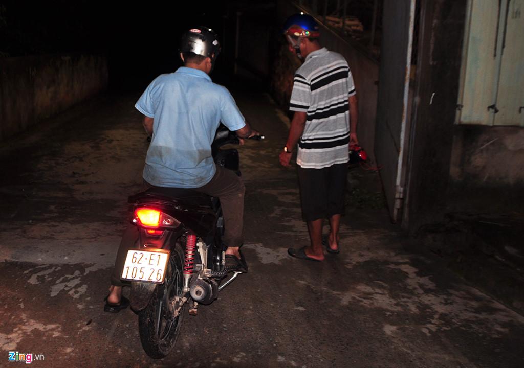 Người dân chui ống cống trong đêm tìm bé trai bị nước cuốn-11