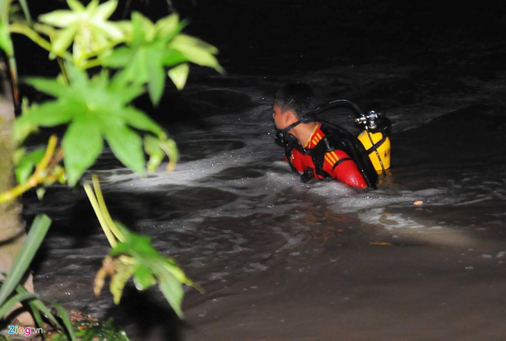 Người dân chui ống cống trong đêm tìm bé trai bị nước cuốn-3