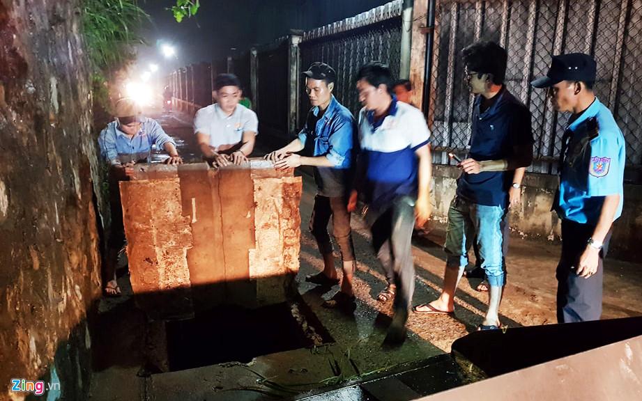 Người dân chui ống cống trong đêm tìm bé trai bị nước cuốn-5