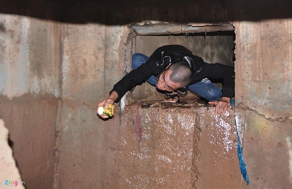 Người dân chui ống cống trong đêm tìm bé trai bị nước cuốn-8