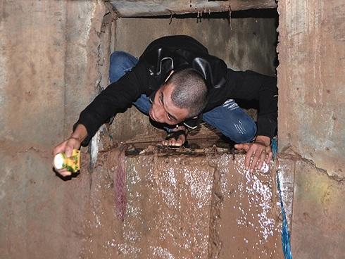 Người dân chui ống cống trong đêm tìm bé trai bị nước cuốn