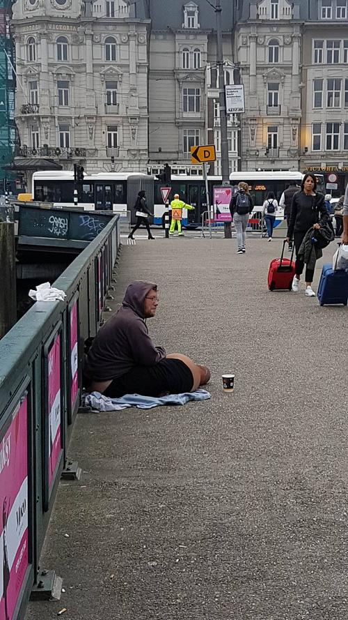 Bị trục xuất và xua đuổi quá nhiều ở châu Á, gã ăn mày xuyên lục địa về lại châu Âu để hành nghề-1