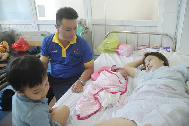 Chuyện chưa kể của người bố làm bà đỡ bất đắc dĩ trên taxi-2