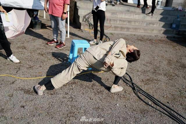 Loạt ảnh thiếu phu nhân Tôn Lệ nhắng nhít trong hậu trường Năm ấy hoa nở trăng vừa tròn-2