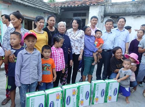 Vinamilk tặng 110.000 ly sữa cho trẻ em vùng lũ-3