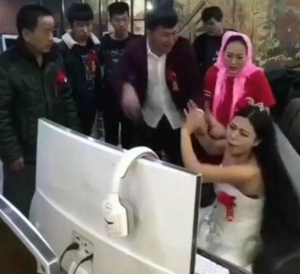 Cô dâu mải chơi game trong ngày cưới, cả nhà phải ra quán net kéo về-1