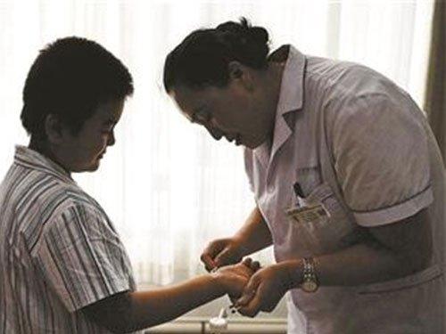 Bé trai 10 tuổi bôi mực vào tay, che giấu bệnh để bố mẹ không phải khổ-1