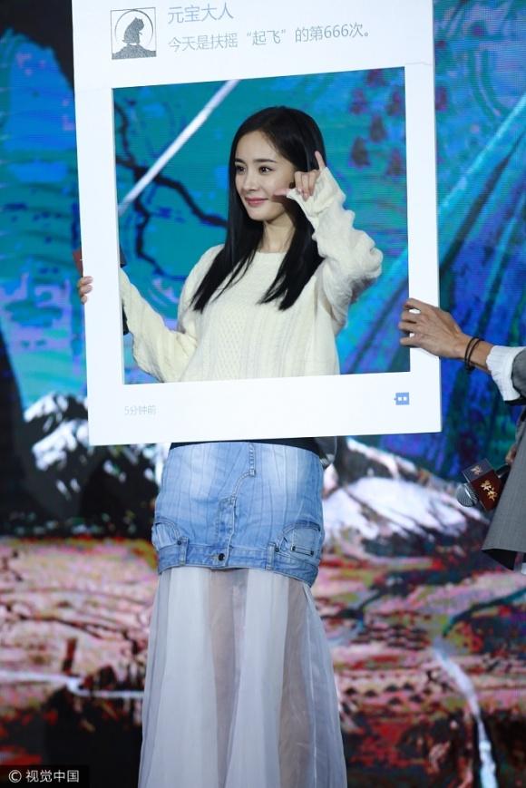 Khó hiểu kiểu trang phục váy trong rồi lại váy ngoài của Dương Mịch-2