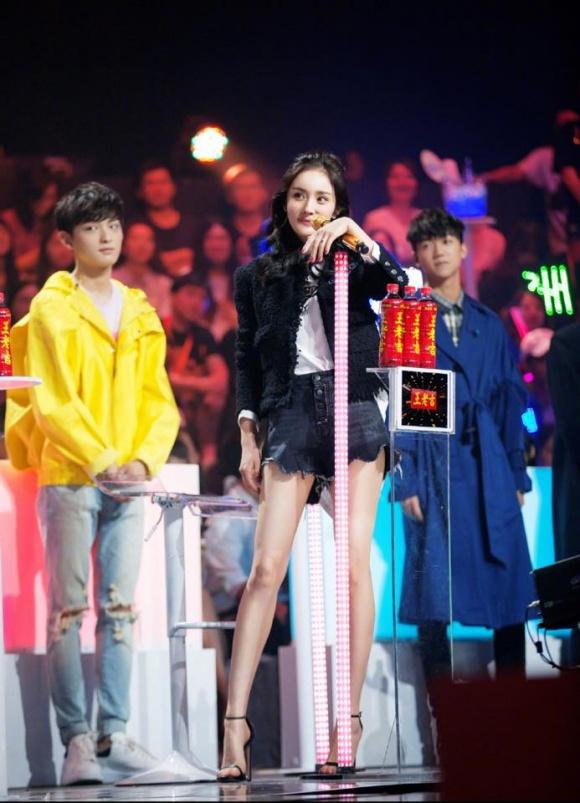 Khó hiểu kiểu trang phục váy trong rồi lại váy ngoài của Dương Mịch-6