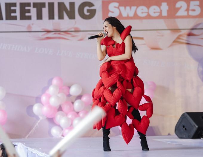 Minh Hằng diện đồ như mẫu game, Ngọc Trinh mặc váy có như không lọt top sao thảm họa-6