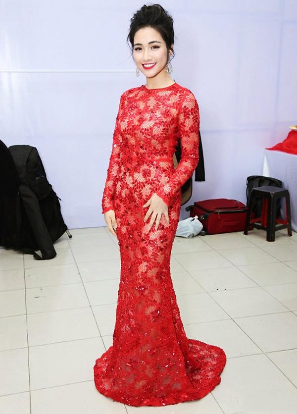 Minh Hằng diện đồ như mẫu game, Ngọc Trinh mặc váy có như không lọt top sao thảm họa-7