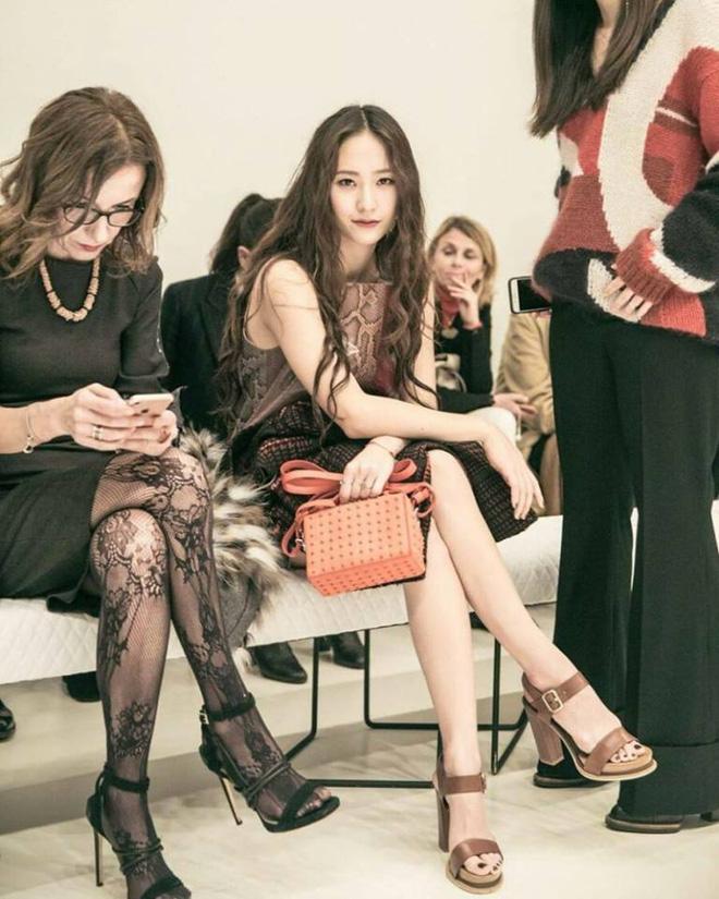 Thở dài trước mái tóc ngắn lộ trán bướng, fan tiếc nuối nhớ thương nữ thần tóc xoăn Krystal-8