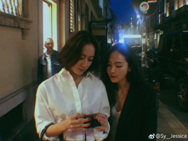 Thở dài trước mái tóc ngắn lộ trán bướng, fan tiếc nuối nhớ thương nữ thần tóc xoăn Krystal-2