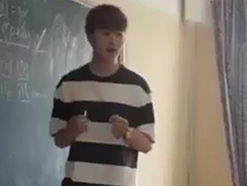 Cứ tưởng Idol nào xuất hiện, hóa ra thầy giáo dạy tiếng Hàn thảo nào học sinh thích đến lớp như vậy