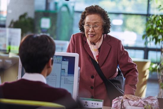 Bà ngoại quốc dân tái xuất với màn đeo bám trai trẻ để...học ngoại ngữ-3