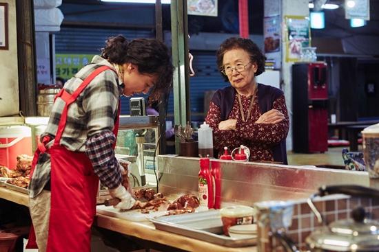 Bà ngoại quốc dân tái xuất với màn đeo bám trai trẻ để...học ngoại ngữ-2